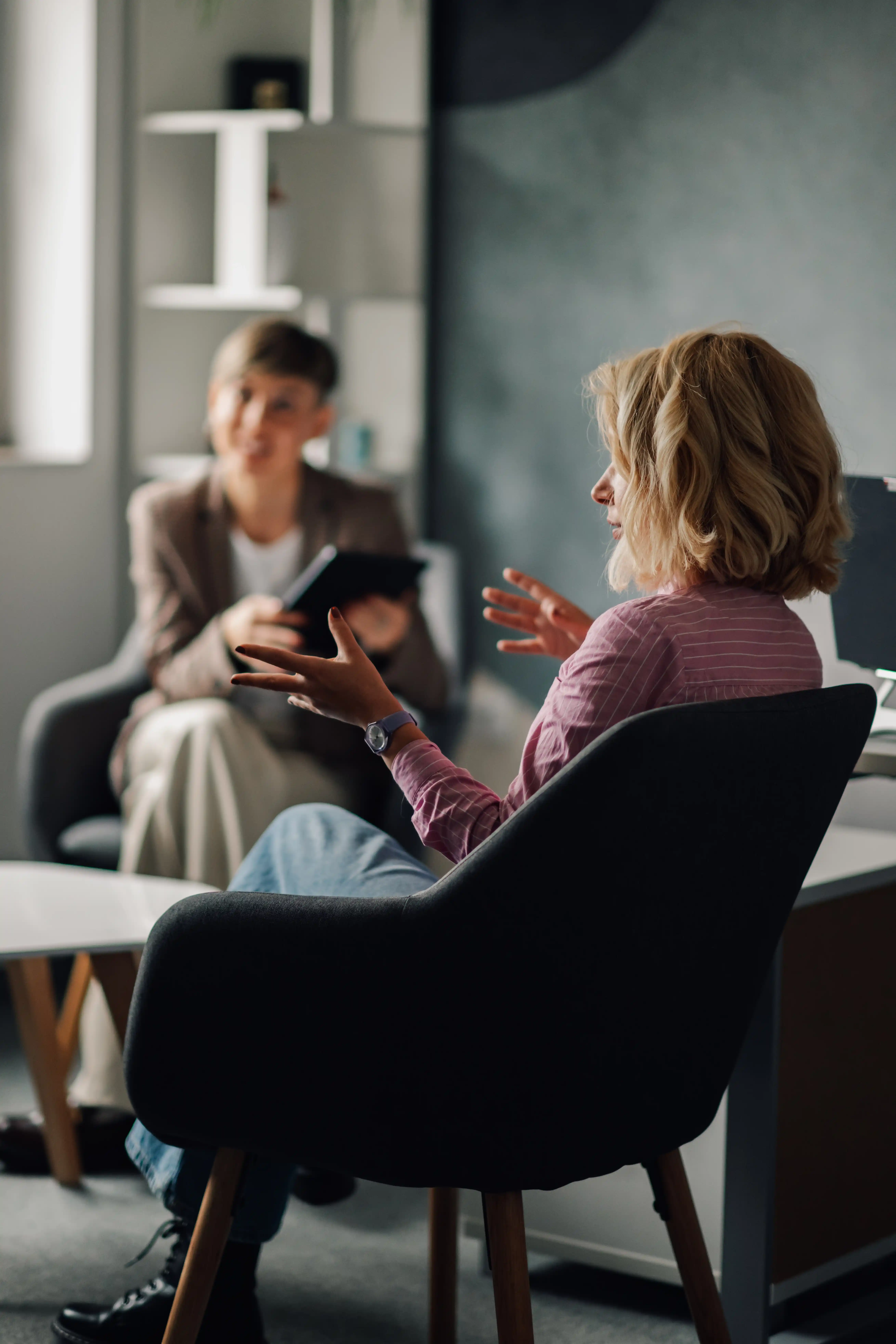 Consultora em reunião com cliente em ambiente de trabalho moderno